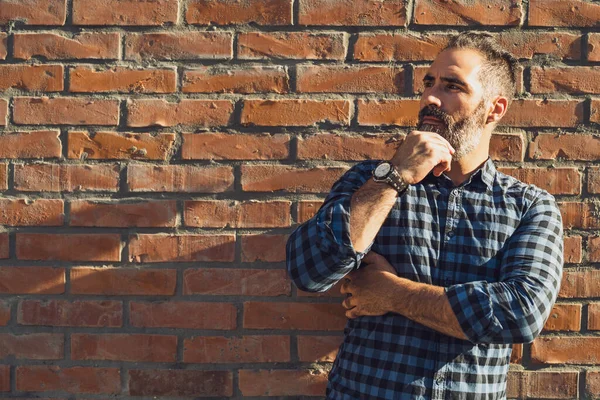 Retrato Homem Negócios Moderno Com Pensamento Barba Enquanto Está Frente — Fotografia de Stock