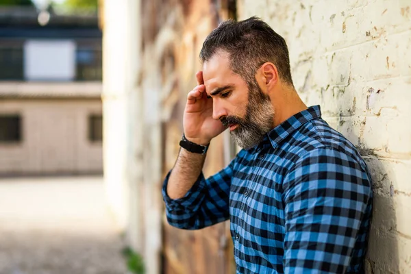 Hombre Negocios Deprimido Con Barba Pie Frente Pared Aire Libre —  Fotos de Stock