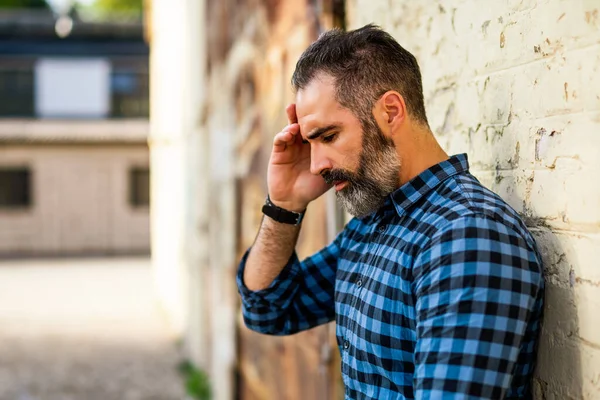 Deprimerad Affärsman Med Skägg Står Framför Väggen Utomhus — Stockfoto