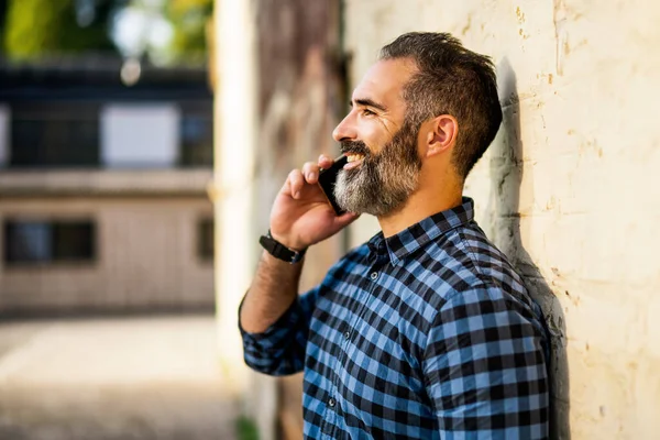 Moderner Geschäftsmann Mit Bart Benutzt Handy Während Draußen Vor Der — Stockfoto