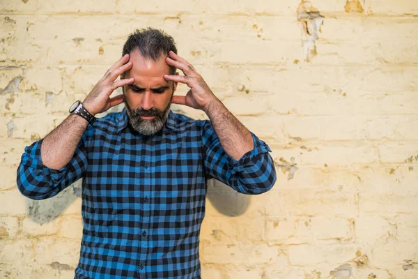 Hombre Negocios Tiene Fuerte Dolor Cabeza — Foto de Stock