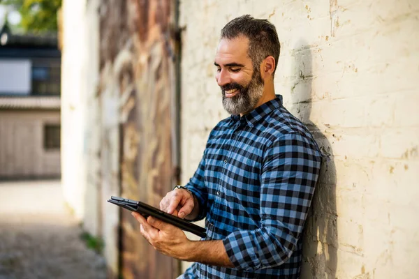 Porträt Eines Modernen Geschäftsmannes Mit Bart Und Digitalem Tablet Während — Stockfoto