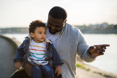 Mutlu baba ve oğlu birlikte dışarıda vakit geçirmeyi seviyorlar..