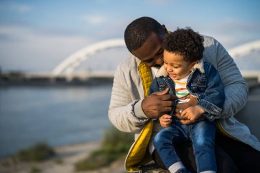 Mutlu baba ve oğlu birlikte dışarıda vakit geçirmeyi seviyorlar..