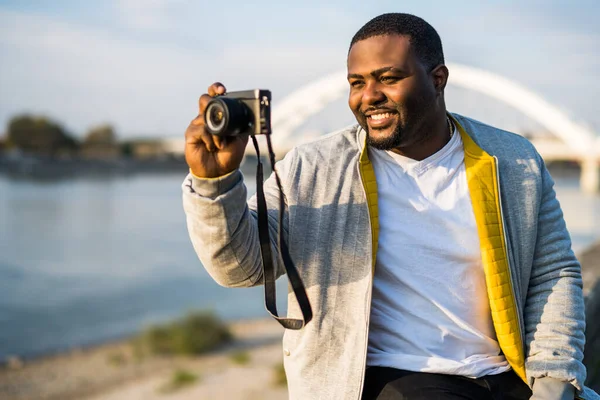 Moderno Uomo Nero Gode Fotografare Paesaggio Urbano — Foto Stock