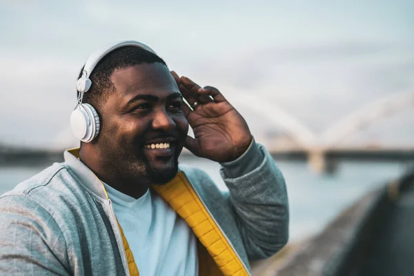 Kulaklıklı Modern Siyah Adam Açık Havada Müzik Dinlemeyi Sever — Stok fotoğraf
