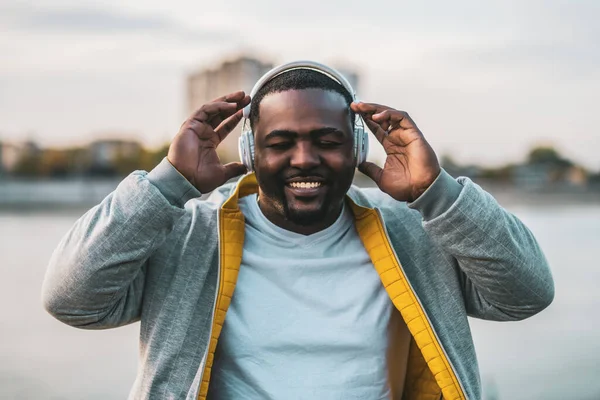 Moderno Hombre Negro Con Auriculares Disfruta Escuchando Música Aire Libre —  Fotos de Stock