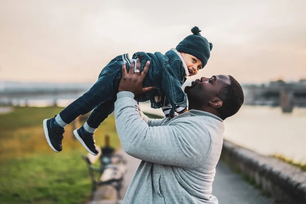 Gelukkig Vader Zijn Zoon Genieten Van Tijd Doorbrengen Samen Buiten — Stockfoto