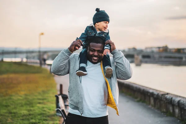 Gelukkig Vader Zijn Zoon Genieten Van Tijd Doorbrengen Samen Buiten — Stockfoto