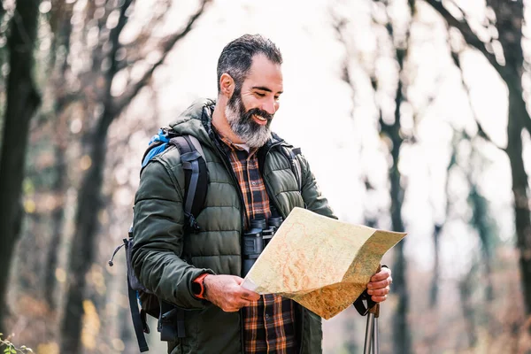 Imagem Homem Caminhando Olhando Para Mapa — Fotografia de Stock