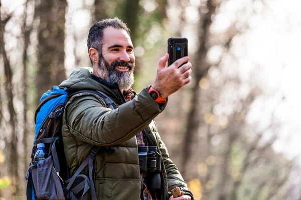 Εικόνα Του Ανθρώπου Απολαμβάνει Πεζοπορία Και Κάνει Selfie Τηλέφωνό Του — Φωτογραφία Αρχείου