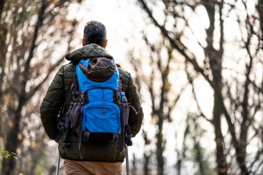 İnsanın görüntüsü doğa yürüyüşünden hoşlanır..