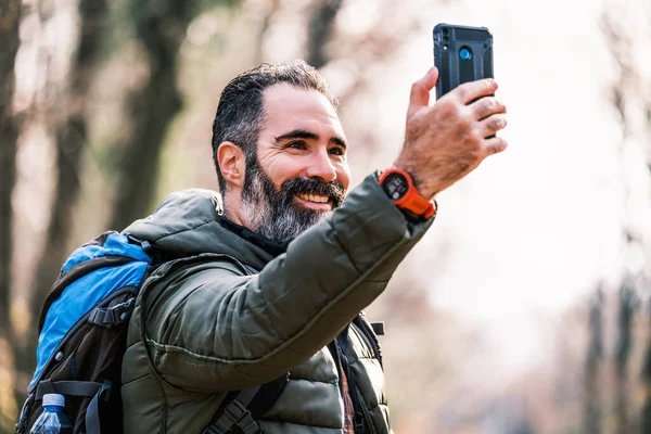 Beeld Van Mens Geniet Van Wandelen Selfie Met Zijn Telefoon — Stockfoto