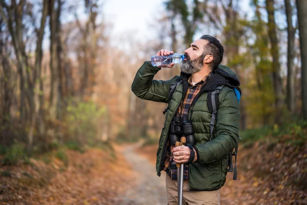 ハイキング中の水を飲む男のイメージ — ストック写真