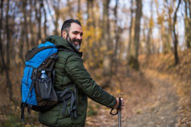 İnsanın görüntüsü doğa yürüyüşünden hoşlanır..
