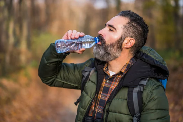 Immagine Dell Uomo Che Beve Acqua Durante Escursioni — Foto Stock