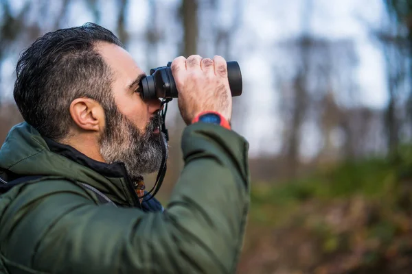 Beeld Van Mens Wandelen Met Een Verrekijker — Stockfoto