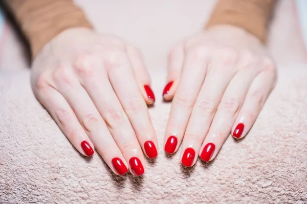 Close Afbeelding Van Vrouw Handen Met Rood Geschilderde Nagels Manicure — Stockfoto