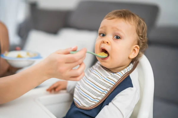 Bonito Menino Comendo Enquanto Sentado Uma Cadeira Alta — Fotografia de Stock