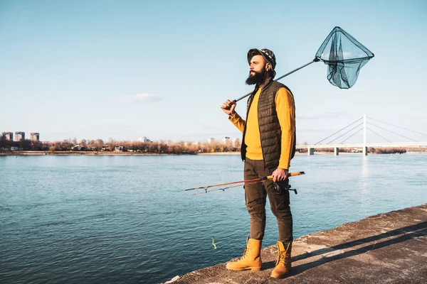 Bild Fiskare Som Håller Fiskespö Och Fiskenät Stående Vid Flod — Stockfoto