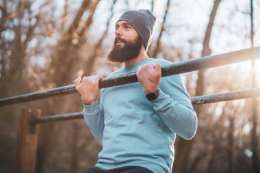 Adam parkta barfiks çekiyor..