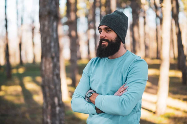 Porträtt Sportig Man Med Skägg Naturen — Stockfoto