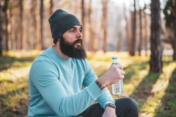 Uomo Stanco Che Riposa Dopo Esercizio Acqua Potabile Nella Natura — Foto Stock