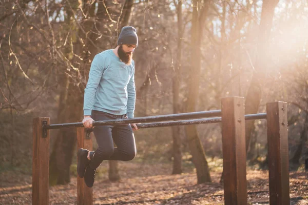 Uomo Gode Esercizio Fisico Push Barre Parallele Nel Parco — Foto Stock