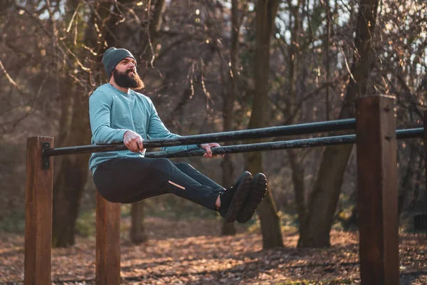 Uomo Gode Esercizio Fisico Push Barre Parallele Nel Parco — Foto Stock