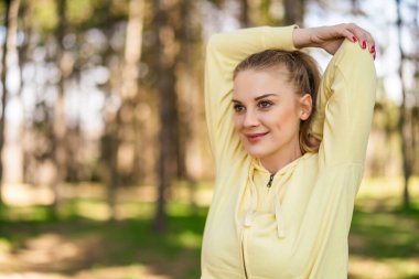 Kadınlar doğada egzersiz yapmaktan hoşlanır..