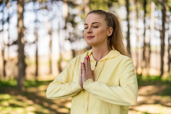 Sporty Woman Enjoys Meditate Nature — Stock Photo, Image