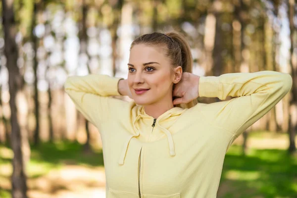 Žena Užívá Cvičení Přírodě — Stock fotografie