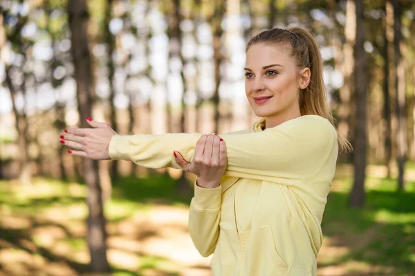 Kvinnan Tycker Att Träna Naturen — Stockfoto