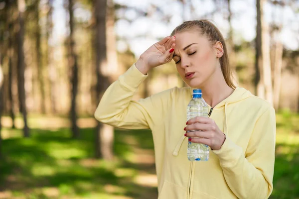 Mulher Cansada Bebendo Água Após Exercício Natureza — Fotografia de Stock