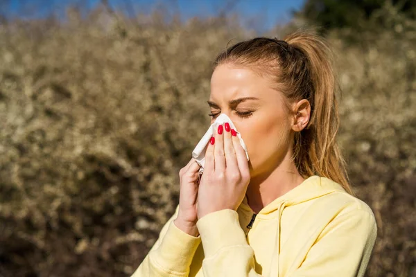 Woman Blowing Nose While Spending Time Nature — Stock Photo, Image