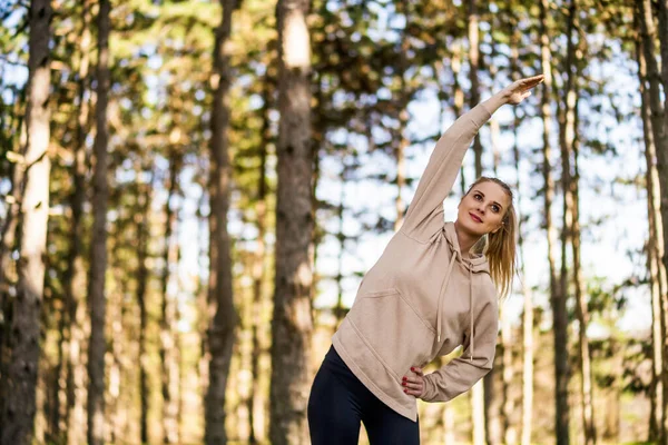 女性は自然の中で運動を楽しむ — ストック写真