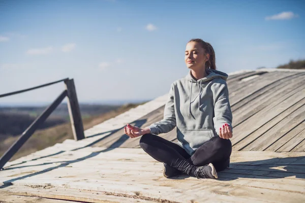 Sportig Kvinna Mediterar Vid Den Gamla Bron Naturen — Stockfoto