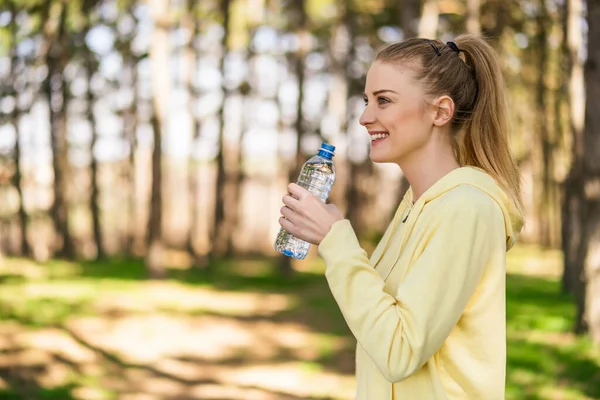 Sportliche Frau Trinkt Wasser Der Natur — Stockfoto
