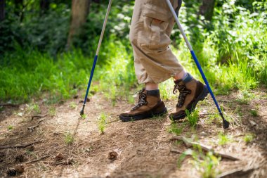 Doğada yürüyüş yapan insanın bacaklarını kapatın..