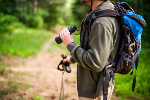 Imagem Homem Caminhando Usando Binóculos — Fotografia de Stock