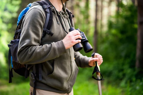 人間のハイキングや双眼鏡を使う画像 — ストック写真