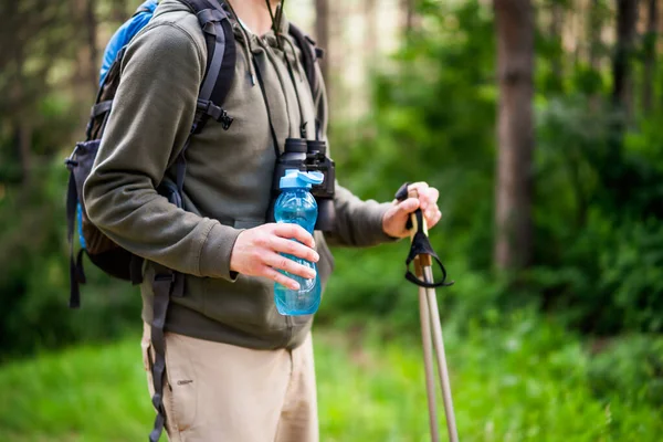 水とハイキングのボトルを保持する男のイメージ — ストック写真