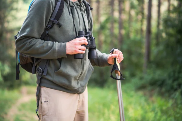 Image Man Hiking Using Binoculars — Stock Photo, Image