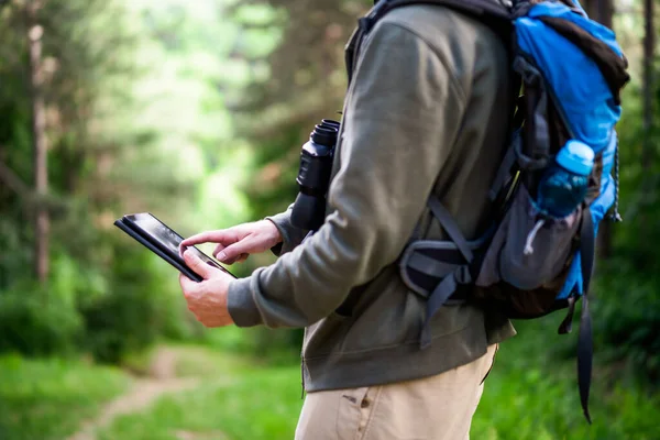 Imagem Caminhante Usando Tablet Digital Enquanto Passa Tempo Natureza — Fotografia de Stock