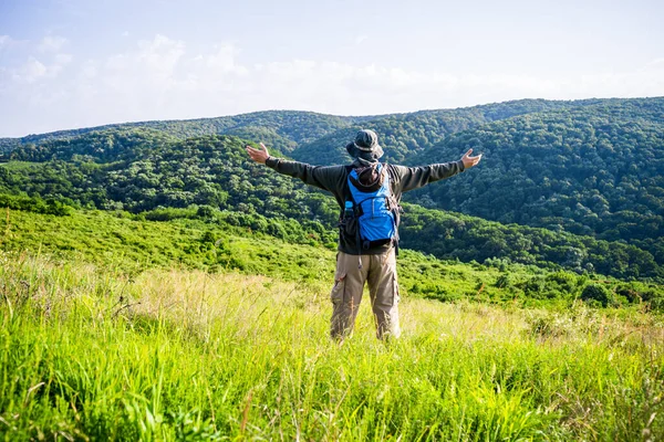 Hombre Excursionista Con Los Brazos Levantados Disfruta Hermosa Vista Naturaleza —  Fotos de Stock