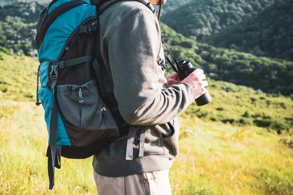 Beeld Van Mens Wandelen Met Een Verrekijker — Stockfoto