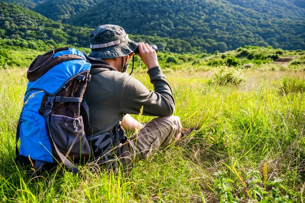 Beeld Van Mens Wandelen Met Een Verrekijker — Stockfoto