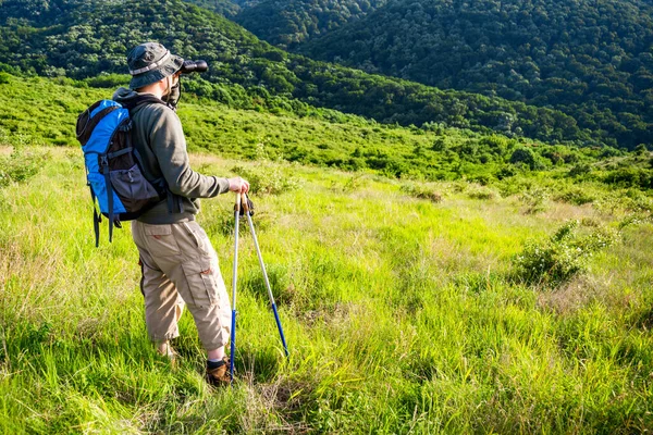 Imagen Del Hombre Haciendo Senderismo Usando Binoculares —  Fotos de Stock