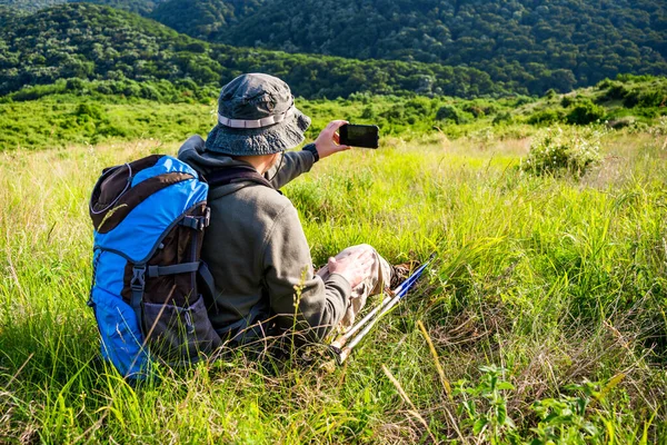 Image Man Enjoys Hiking Making Selfie His Phone — 图库照片
