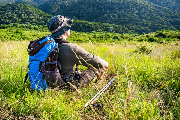 Imagen Del Excursionista Descansando Naturaleza —  Fotos de Stock